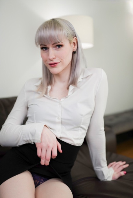 火辣人妖 Lianna Lawson 享受与男子的肛交并射精