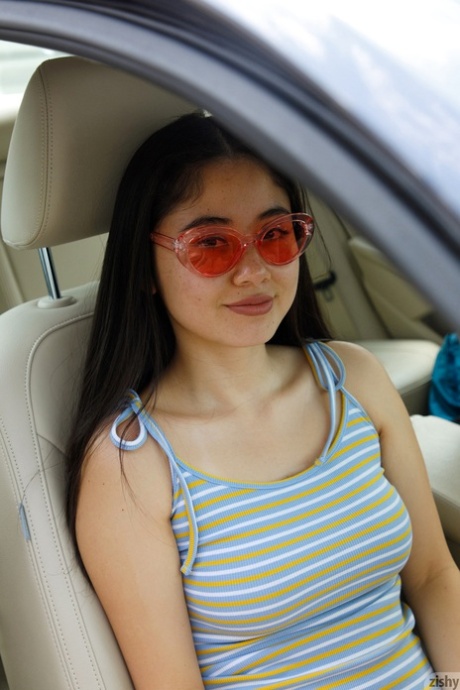 黑发业余美女 Lolita Minh 脱衣前闪耀双乳