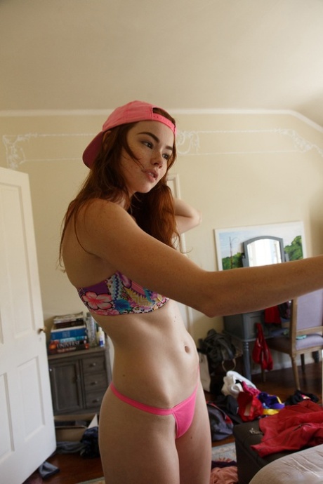 业余宝贝 Sabrina Lynn 穿着比基尼，炫耀她令人难以置信的翘臀