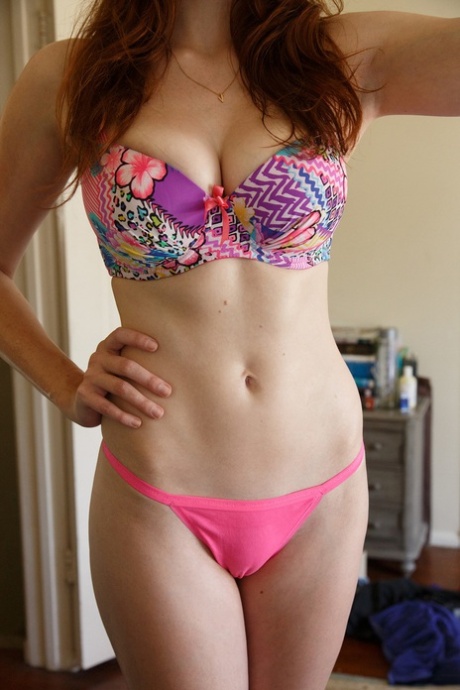 业余宝贝 Sabrina Lynn 穿着比基尼，炫耀她令人难以置信的翘臀