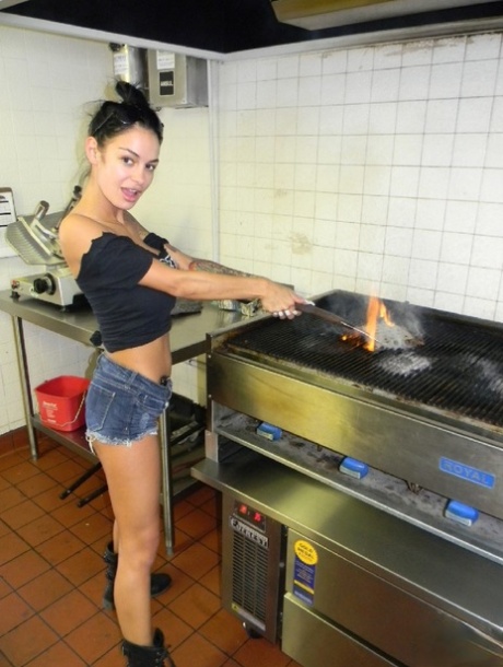 Latina slut in tiny jean shorts Angelina Valentine teasing in public - pornpics.de