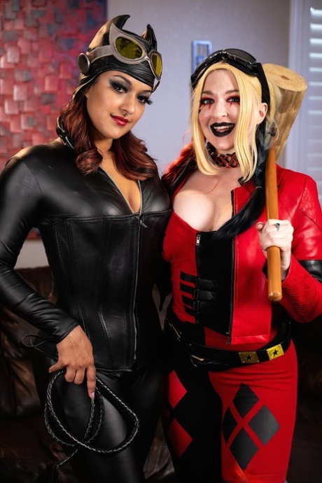 大胸美女黛西-杜卡迪（Daisy Ducati）和莱雅-法尔孔（Leya Falcon）在 cosplay 动作中互相玩弄