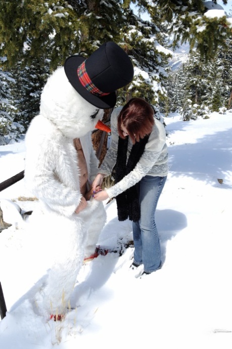 淘气的红发布兰迪德拉菲给一个雪人一个cfnm打手枪在树林里