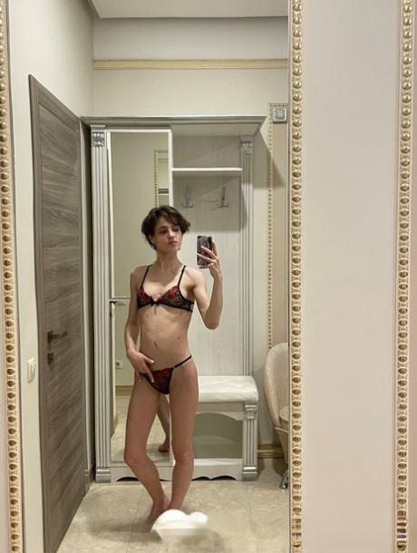业余的黑发女孩在眼镜炫耀她的小奶子和热腹肌