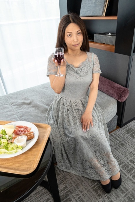 可爱的 MILF Midori Minami 在酒店房间内脱光衣服，摆出诱人姿势