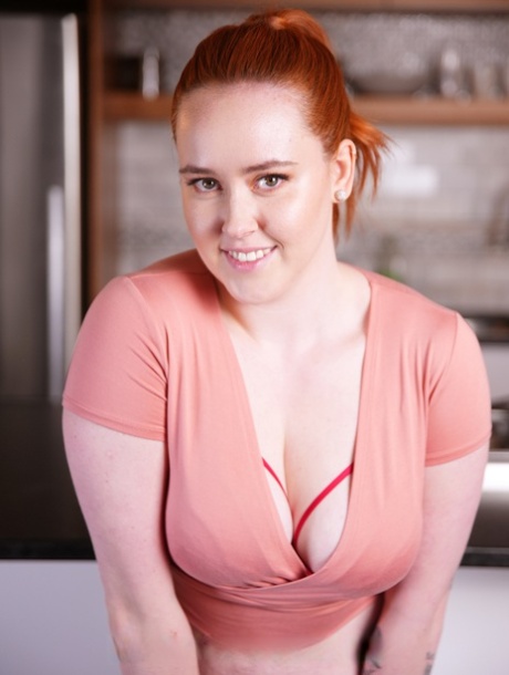 红发少女莱克萨-里德向信教的继兄展示乳沟