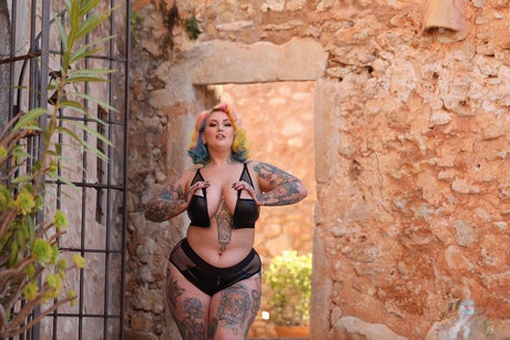 Tattooed babe Galda Lou shows off her chubby naked body in public