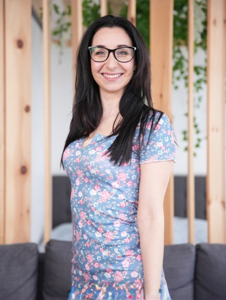 宅男少女阿瓦娜-戈尔格（Avana Golg）与同父异母的弟弟一起在他的卧室里挑逗他