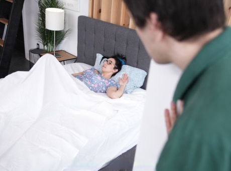 宅男少女阿瓦娜-戈尔格（Avana Golg）与同父异母的弟弟一起在他的卧室里挑逗他