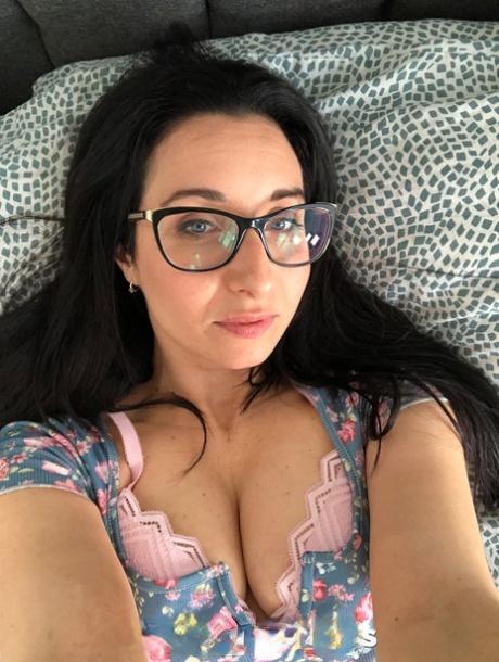 宅男少女阿瓦娜-戈尔格（Avana Golg）与同父异母的弟弟一起在他的卧室里挑逗他