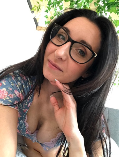 宅男少女阿瓦娜-戈尔格（Avana Golg）与同父异母的弟弟一起在他的卧室里挑逗他