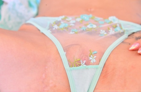 黑发美女三位一体脱衣服和玩弄她剃光猫在一个独奏