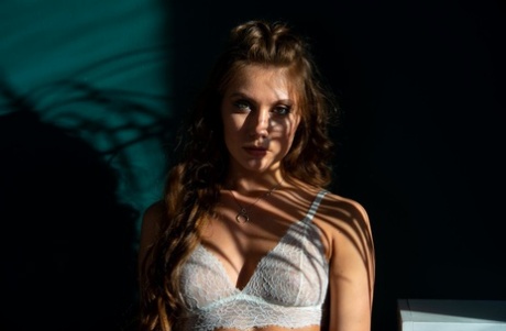 性感的乌克兰业余爱好者Jasmine在色情的单独行动中袒露她的乳房和姿势