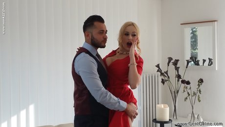 曲线玲珑的捷克 MILF Angel Wicky 用她的大奶子操她情人的鸡巴
