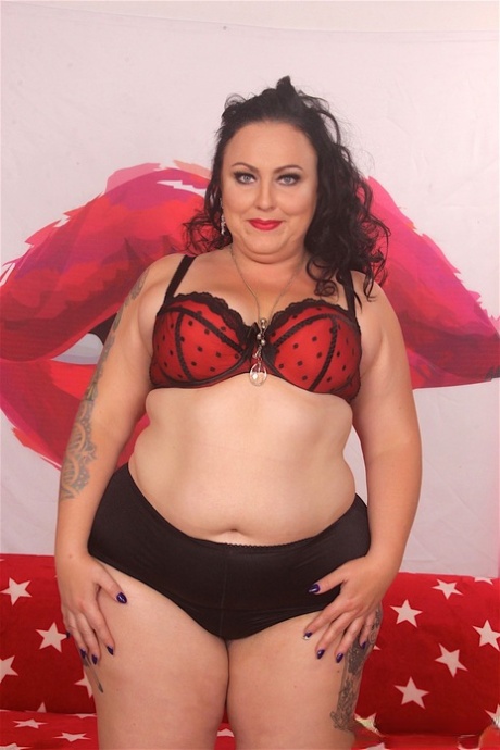 饥渴的胖子 Calista Roxxx 用假阳具和振动器操她剃光的阴部