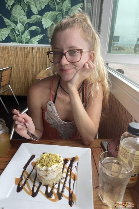 书呆子业余爱好者 Riley Star 在度假时张开修剪过的少女阴部