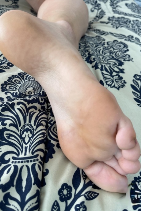 瘦瘦的业余Nadia Noja显示她的不可抗拒的剃光猫近距离