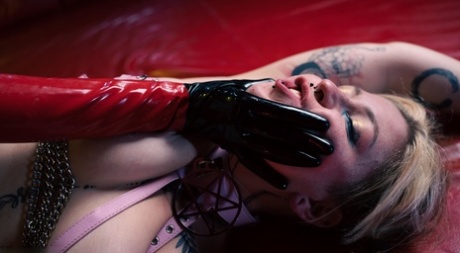 Kinky Bites Divine Eve、Lady Perse