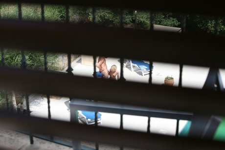 德国荡妇 Nadine 在泳池边与色迷迷的陌生人做爱时被抓个正着