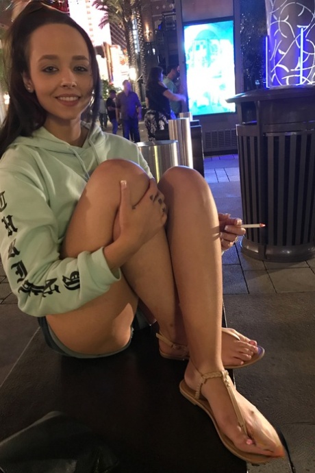 哥伦比亚女友艾米莉现金炫耀她性感的脚在她的独奏汇编