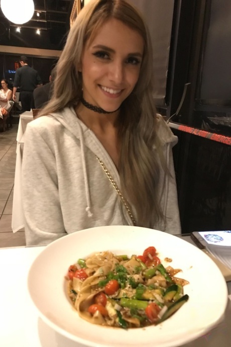 业余的女朋友姬玛丽戏弄她的屄在一个炎热的汇编