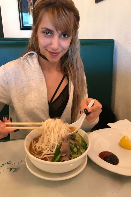 业余的女朋友姬玛丽戏弄她的屄在一个炎热的汇编