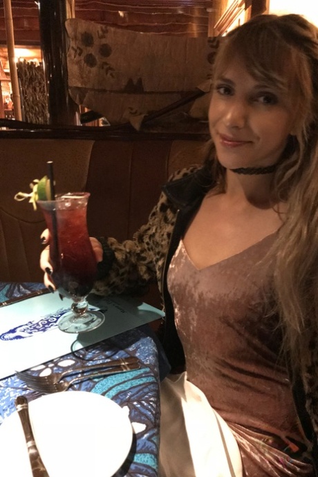 业余的女朋友姬玛丽戏弄她的屄在一个炎热的汇编