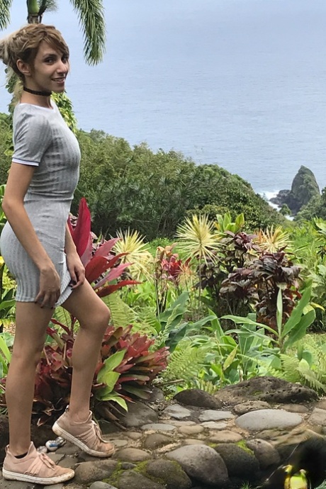 业余的女朋友姬玛丽戏弄她的屄在一个炎热的汇编