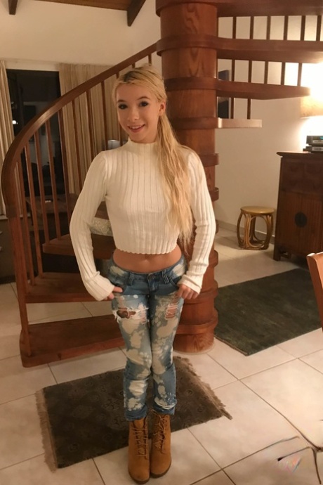 性感瘦削的金发女郎 Kenzie Reeves 在户外展示她火辣的臀部