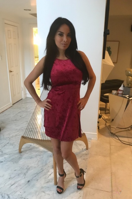 业余女友安妮莎-凯特（Anissa Kate）在独唱中展示她多汁的胸部和美味的乳房