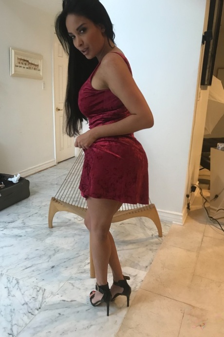 业余女友安妮莎-凯特（Anissa Kate）在独唱中展示她多汁的胸部和美味的乳房