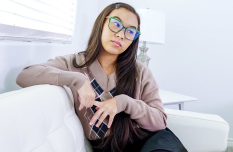 亚洲呆萌少女 Kimmy Kim 秀出结实的臀部，为 POV 操逼而张开双腿