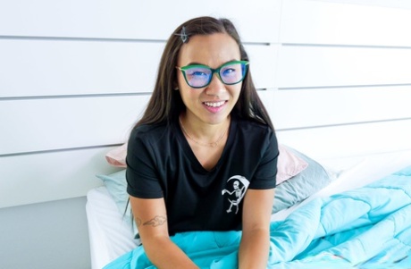 亚洲呆萌少女 Kimmy Kim 秀出结实的臀部，为 POV 操逼而张开双腿