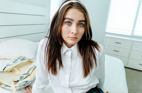 娇小的青少年维罗妮卡教堂表示她的美味的屁股和获取硬性交