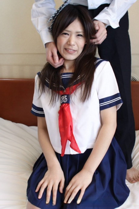 毛茸茸的亚洲女学生 Yukari 在口交后享受硬核 POV 性爱