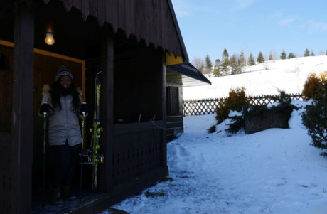 热肯尼亚贝贝阳光明媚的明星摆在她的滑雪装备在雪地里