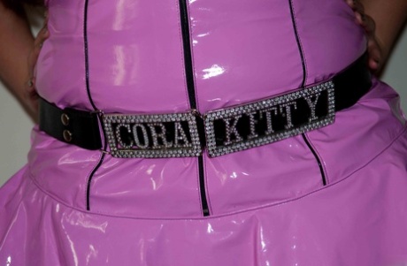 业余 BBW Cora Kitty 吸吮医生的小鸡鸡并让他吃她的阴户