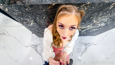 少女 PAWG Violet Cox 在 POV 中被肏得阴户和大奶子都湿了