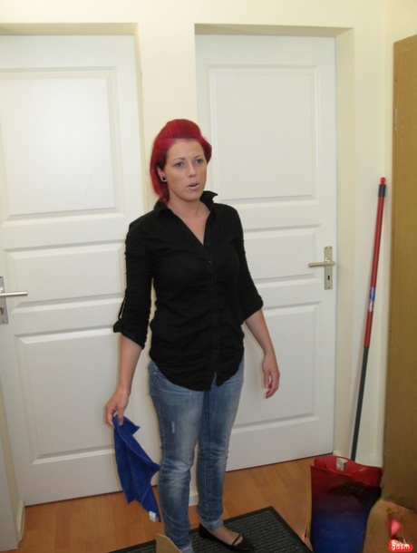 红发 MILF 与肌肉男享受硬核性爱，并接受面部护理