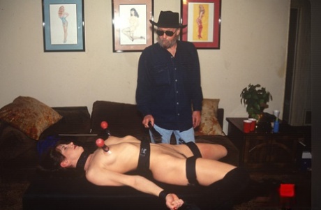 曲线优美的宝贝博比勃兰特得到她的大赃物鞭打在野生BDSM行动