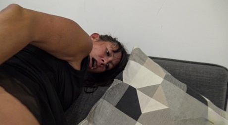 奶奶的大下垂的杜尔斯*莫雷纳被一个年轻男人残忍地性交