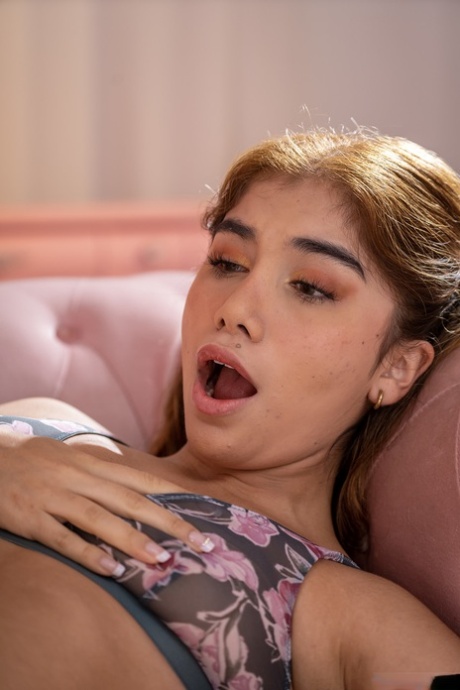 娇小的拉丁女子玛丽娜-戈尔德（Marina Gold）被抓住头发，以狗爬式被操