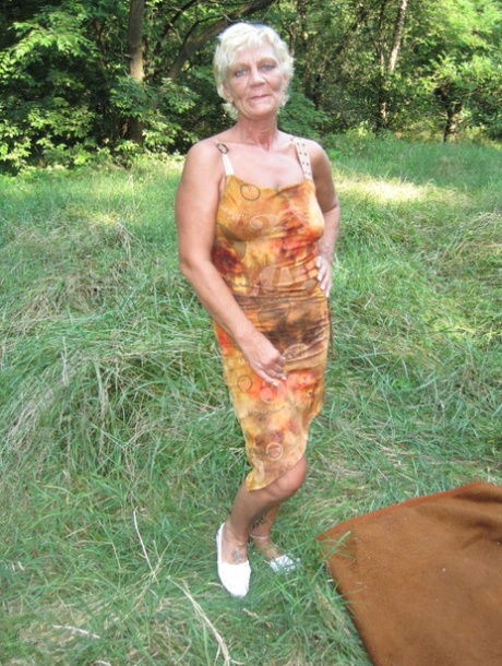 业余老奶奶 Paulene 在户外草地上展示她的阴部和胸部