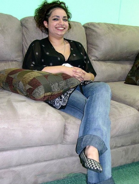 伊拉克少女莉娜-洛芙在试镜沙发上脱衣并展示下垂的大奶子
