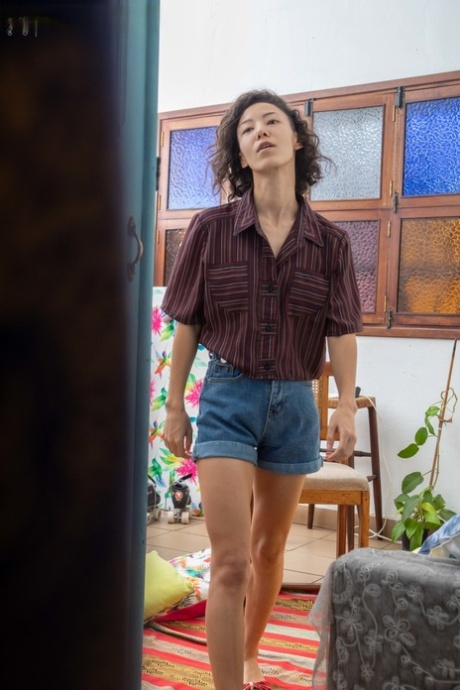 美丽的业余爱好者 Kira R 在穿衣服时展示她可爱的乳房
