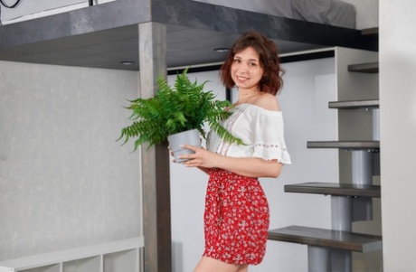 甜美的欧洲少女 Thea Lun 在玩弄前炫耀她的屁股和奶子