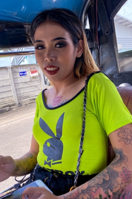 亚洲业余爱好者 Bee F 脱衣、展示她的墨迹身体并进行 POV 性爱