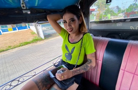 亚洲业余爱好者 Bee F 脱衣、展示她的墨迹身体并进行 POV 性爱