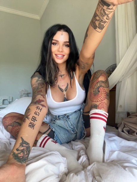 OnlyFans 双性恋 Sunny Free 用她的墨迹身体和大胸挑逗观众