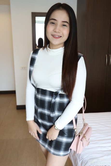 可爱的亚洲女学生 Nate 享受与大胸种马的硬核 POV 性爱